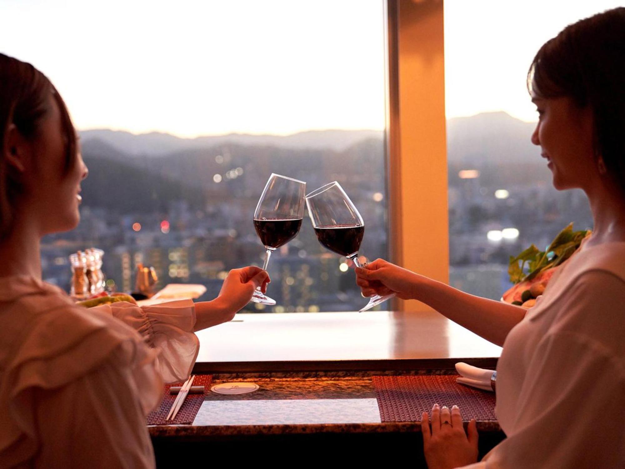 Sapporo Prince Hotel Exterior foto A toast with wine