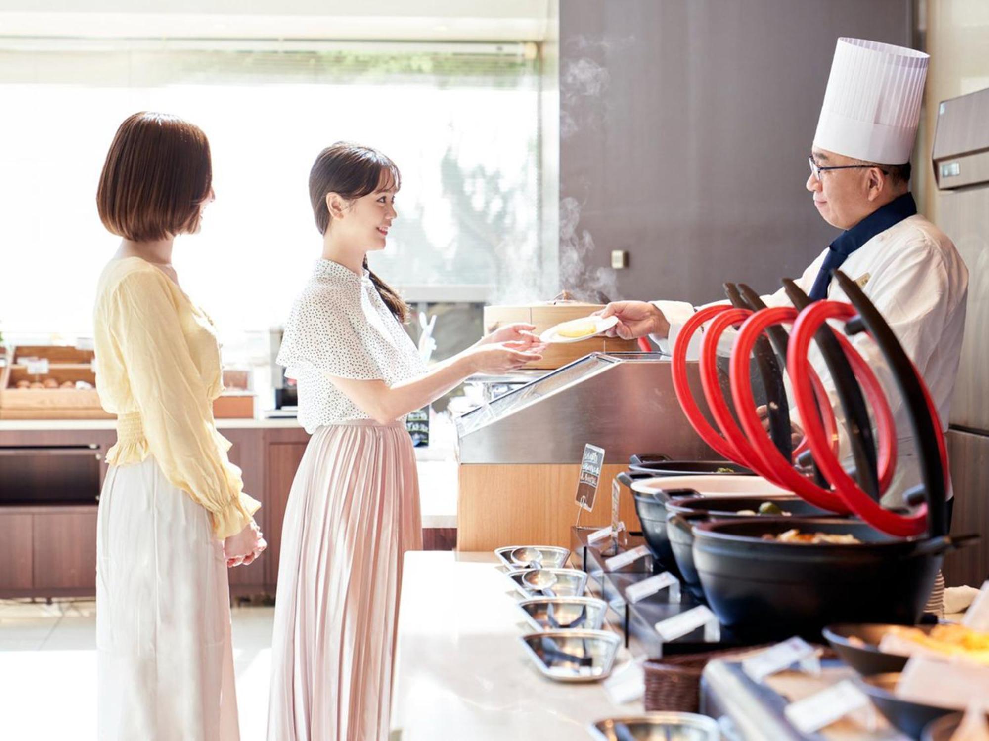 Sapporo Prince Hotel Exterior foto A chef serving food to guests